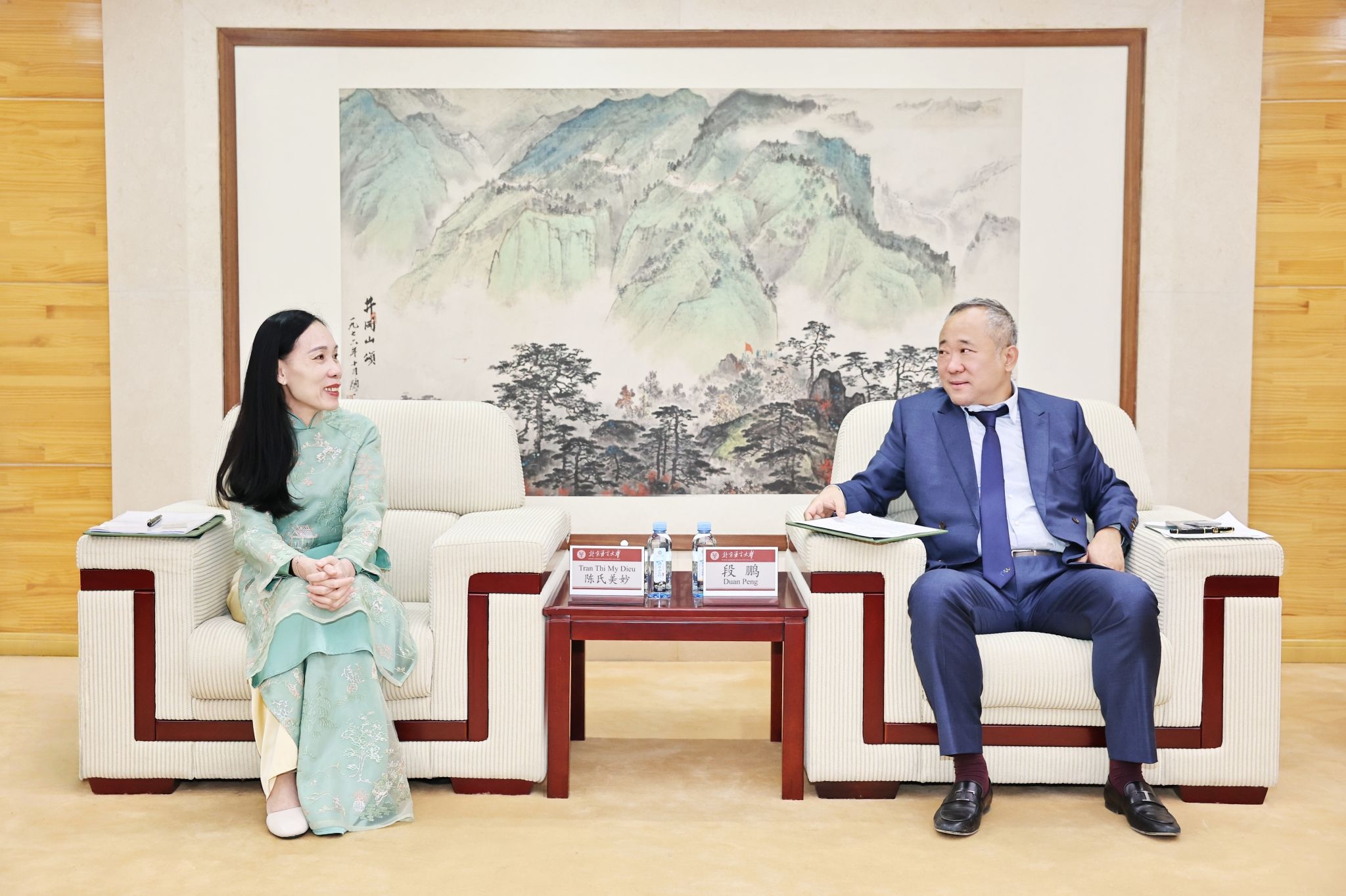 北语段鹏与越南文朗大学校长陈氏美妙.jpg